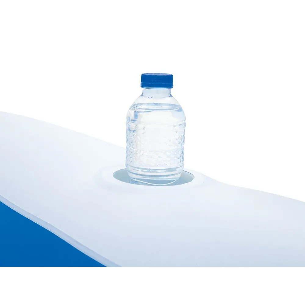 Basen pięciokątny Bestway z uchwytami na napoje, ustawiony w ogrodzie