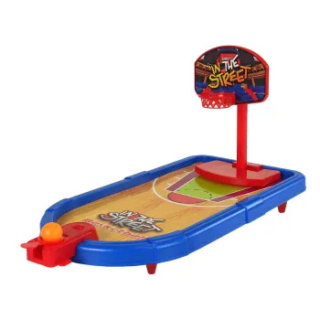 Dziecko grające w mini koszykówkę z zestawu 4w1