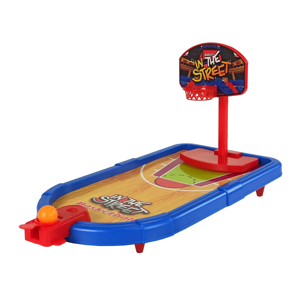 Dziecko grające w mini koszykówkę z zestawu 4w1