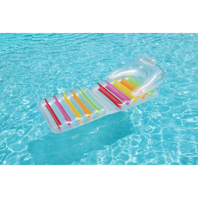 Kolorowy materac z tęczowymi akcentami i podłokietnikami na plaży