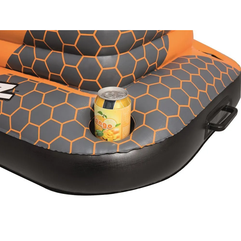 Praktyczna lodówka Bestway 43191 używana na plaży