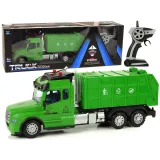 Zielona zdalnie sterowana śmieciarka z pilotem na białym tle