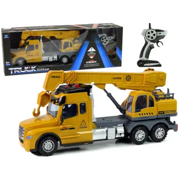 Zdalnie sterowana ciężarówka dźwig w kolorze żółtym na białym tle