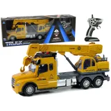 Zdalnie sterowana ciężarówka dźwig w kolorze żółtym na białym tle