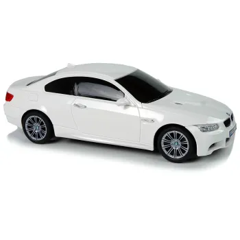 Grający i świecący samochód BMW M3 RC podczas jazdy