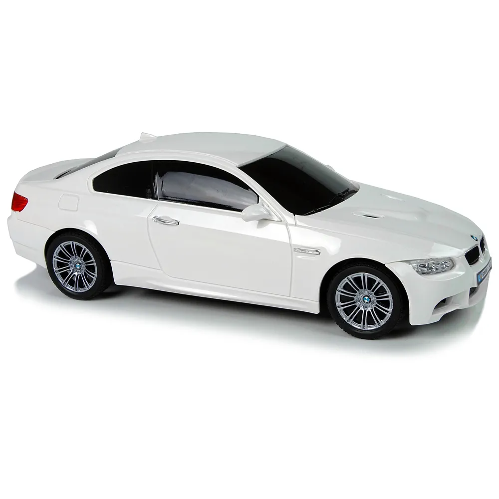 Grający i świecący samochód BMW M3 RC podczas jazdy