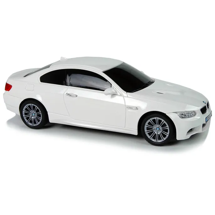 Grający i świecący samochód BMW M3 RC podczas jazdy