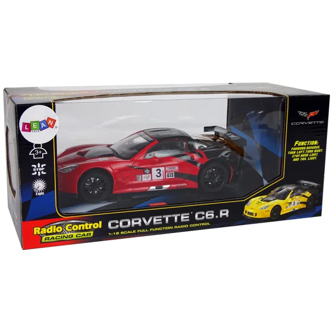 Dziecko bawi się zdalnie sterowanym autem wyścigowym Corvette C6.R na podłodze
