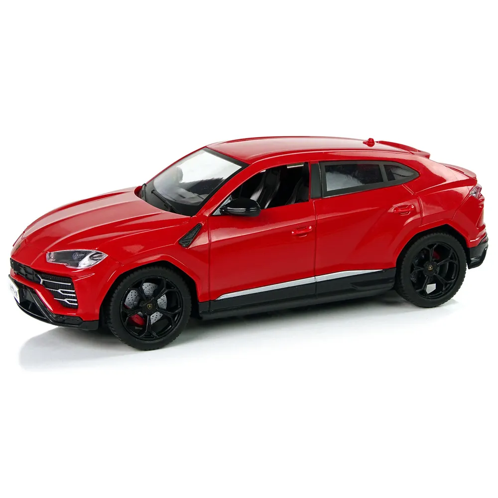 Auto R/C Lamborghini Urus 1:24 w trakcie jazdy z włączonymi światłami
