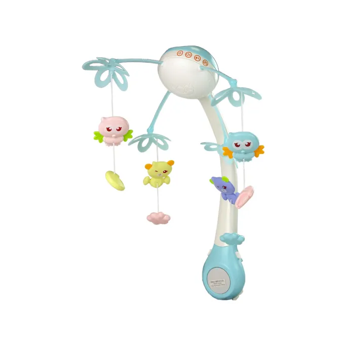 Zbliżenie na miękkie zawieszki karuzeli z ptaszkami i misiami