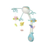 Zbliżenie na miękkie zawieszki karuzeli z ptaszkami i misiami