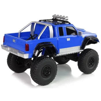 Niebieskie auto R/C 4x4 podczas jazdy po nierównym terenie