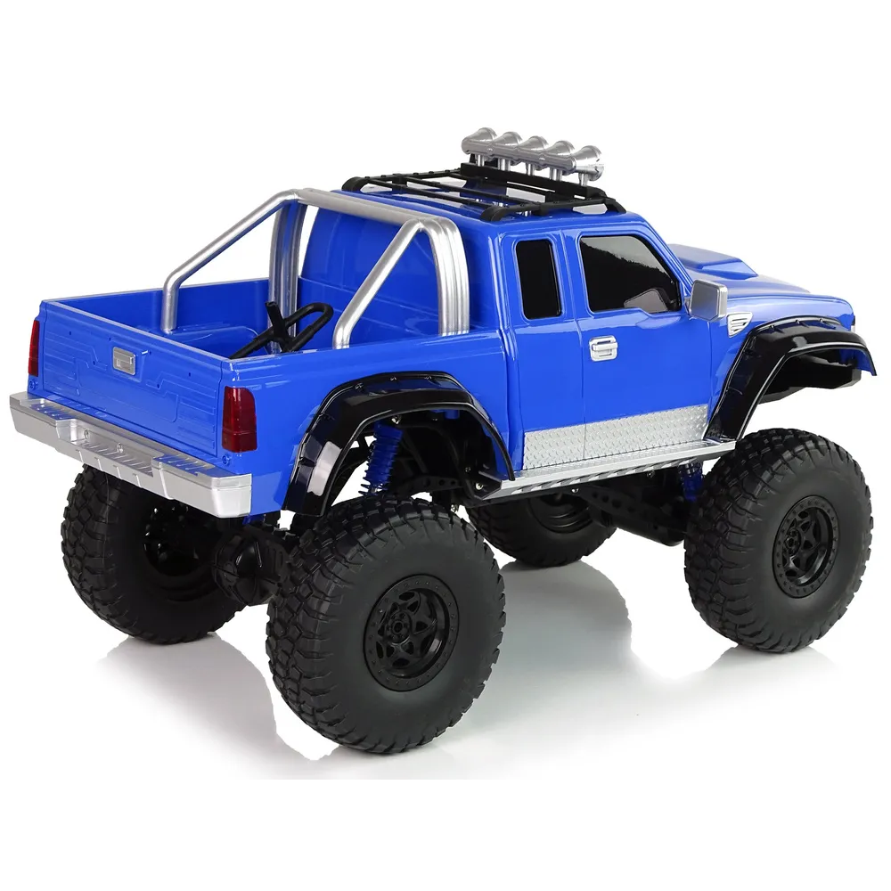 Niebieskie auto R/C 4x4 podczas jazdy po nierównym terenie