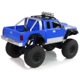 Niebieskie auto R/C 4x4 podczas jazdy po nierównym terenie