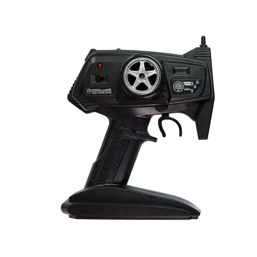 Auto terenowe skali 1:8 podczas wspinaczki na przeszkodę