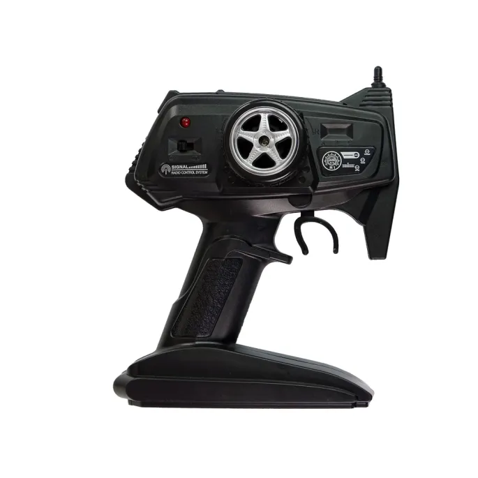 Auto terenowe skali 1:8 podczas wspinaczki na przeszkodę