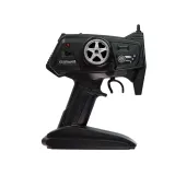 Auto terenowe skali 1:8 podczas wspinaczki na przeszkodę