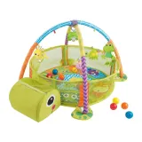 Bezpieczna mata edukacyjna z siatką i zabawkami dla małego dziecka