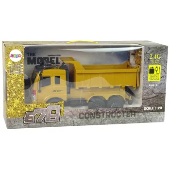 Dziecko bawiące się zdalnie sterowaną wywrotką budowlaną