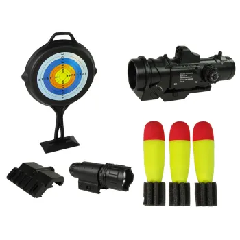 Zbliżenie na wbudowaną latarkę w karabinie zabawkowym