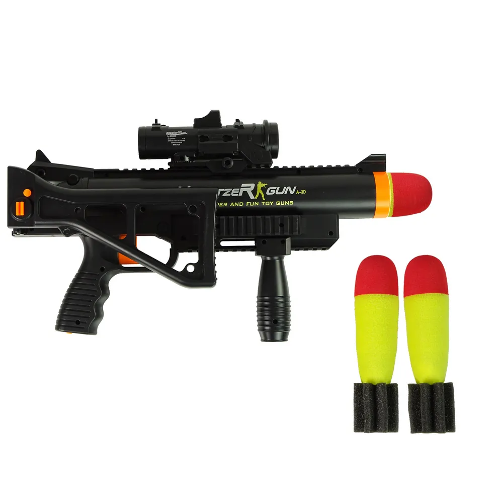 Piankowa rakieta w zestawie z czarnym karabinem granatnikiem