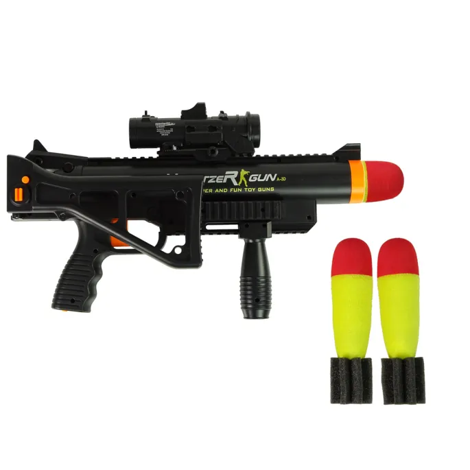 Piankowa rakieta w zestawie z czarnym karabinem granatnikiem