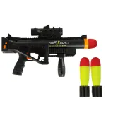 Piankowa rakieta w zestawie z czarnym karabinem granatnikiem