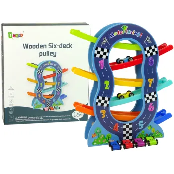 Drewniana zjeżdżalnia z sześcioma poziomami i kolorowymi autkami