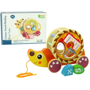 Drewniany jeż do ciągnięcia na kółkach z sorterem i klockami geometrycznymi