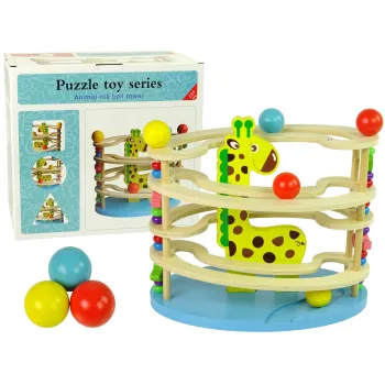 Drewniana zjeżdżalnia piłeczek w kształcie żyrafy na białym tle