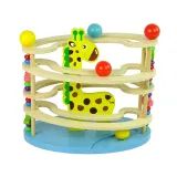 Kolorowe piłeczki na drewnianej zjeżdżalni edukacyjnej dla dzieci