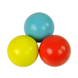 Szczegół zdjęcia zjeżdżalni piłeczek z barwnymi koralikami