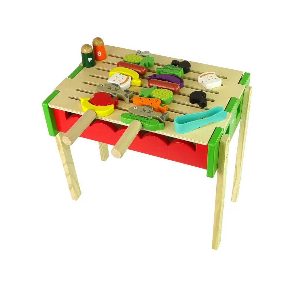 Kolorowy grill zabawkowy z warzywami, mięsem i szaszłykami z drewna