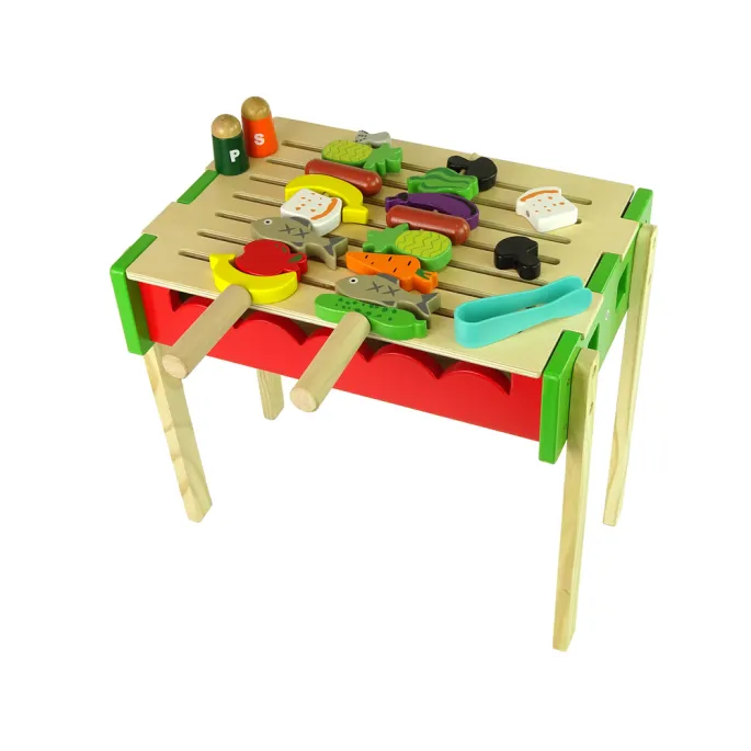 Kolorowy grill zabawkowy z warzywami, mięsem i szaszłykami z drewna