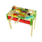 Kolorowy grill zabawkowy z warzywami, mięsem i szaszłykami z drewna