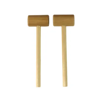 Kolorowy autobus policyjny z ludzikami do wbijania młotkiem