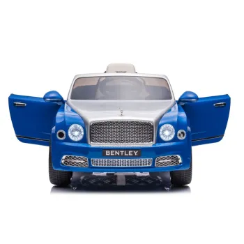 Dziecko prowadzi niebieski samochód elektryczny Bentley po parku