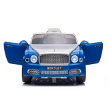 Dziecko prowadzi niebieski samochód elektryczny Bentley po parku