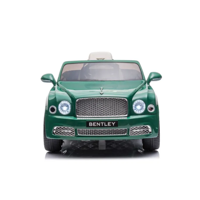 Dziecko za kierownicą zielonego pojazdu elektrycznego Bentley Mulsanne