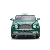 Dziecko za kierownicą zielonego pojazdu elektrycznego Bentley Mulsanne