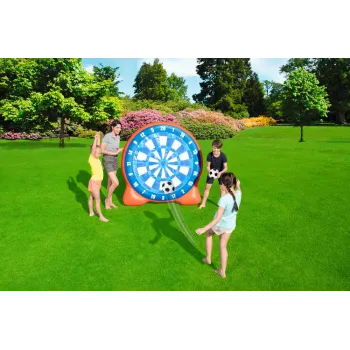 Dziecko trafia piłką do dmuchanej tarczy podczas zabawy na dworze