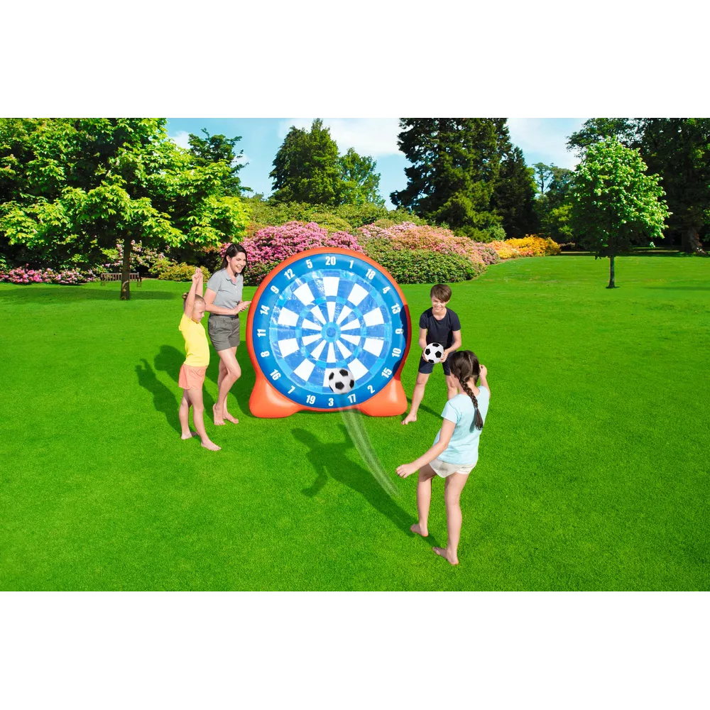 Dziecko trafia piłką do dmuchanej tarczy podczas zabawy na dworze