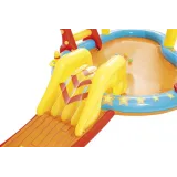 Widok ogólny dużego placu zabaw dmuchanego Bestway 53068 w ogrodzie