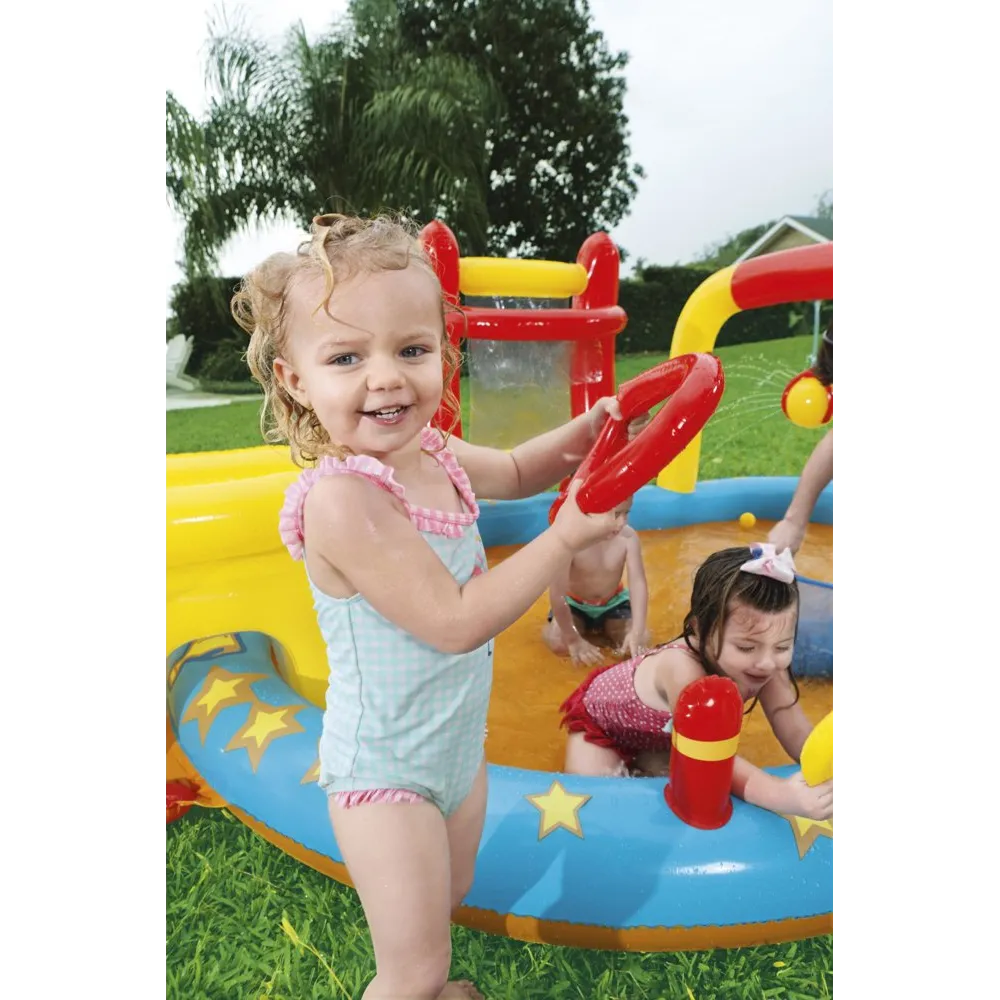 Dmuchany plac Bestway w pełnym słońcu – atrakcyjne kolory i wodne funkcje