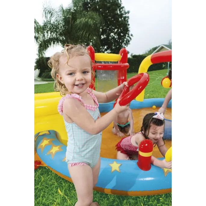 Dmuchany plac Bestway w pełnym słońcu – atrakcyjne kolory i wodne funkcje