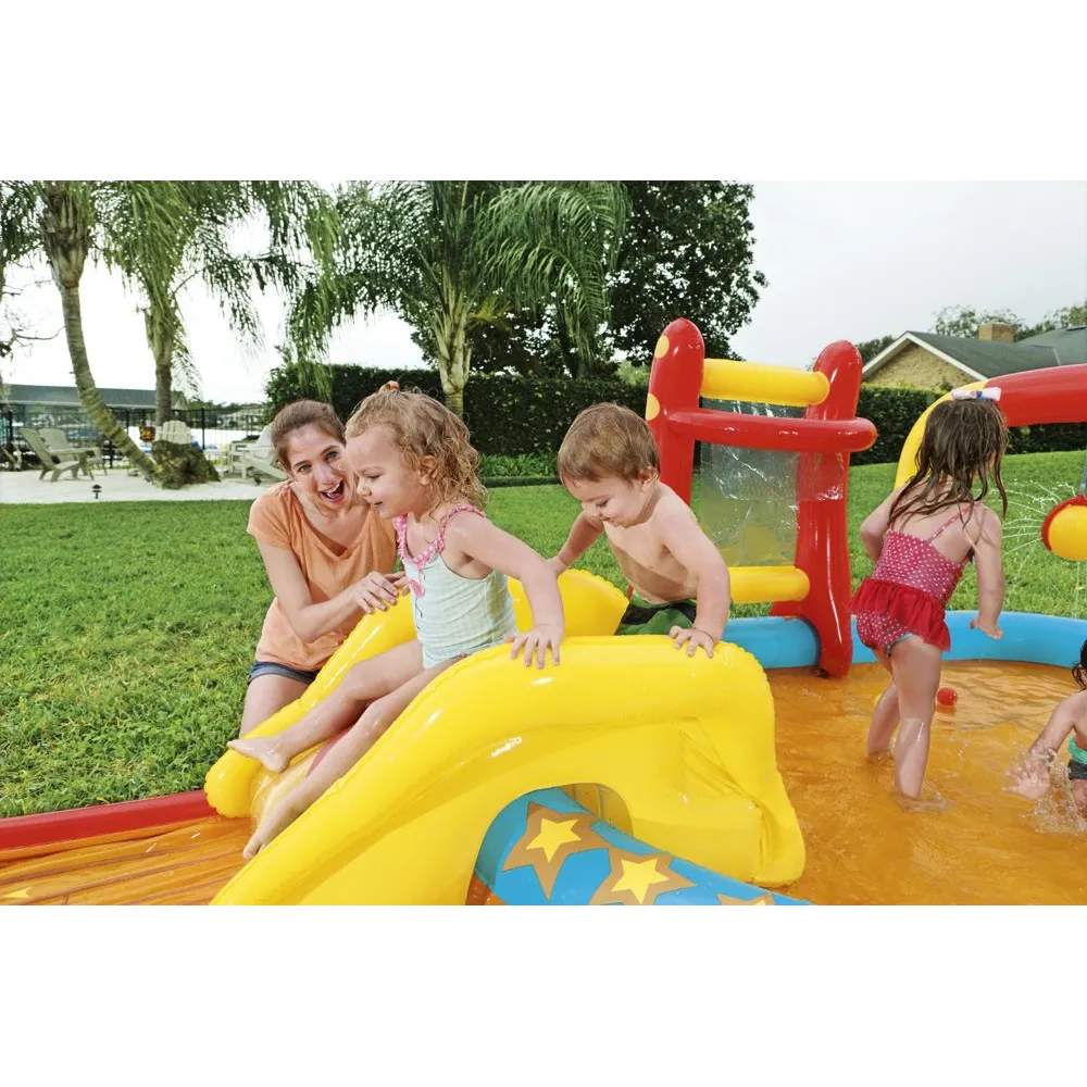 Montaż dmuchanego placu zabaw Bestway 53068 obok domu, dzieci w akcji