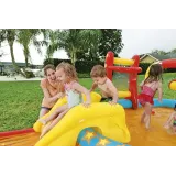 Montaż dmuchanego placu zabaw Bestway 53068 obok domu, dzieci w akcji