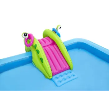 Atrakcje na placu zabaw: ringi do rzucania i wodna fontanna