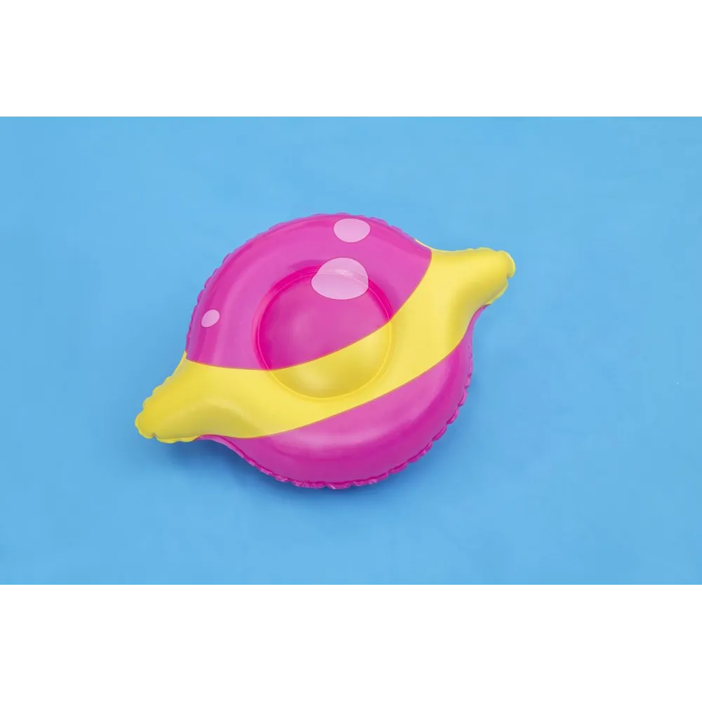 Podwórkowy plac zabaw dla dzieci do zabawy w upalne dni