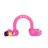 Dzieci bawiące się pod zraszaczem flaminga Bestway 52382 w upalny dzień